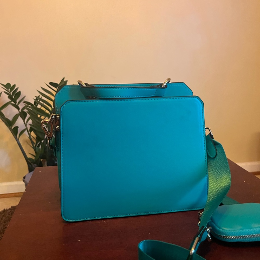 Steve Madden Blue Crossbody Bag with Structured Design - Picture 4 of 5
